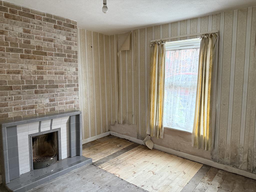 Lot: 105 - THREE-BEDROOM HOUSE IN NEED OF IMPROVEMENT - Living room with feature fireplace